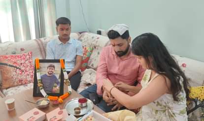 शुभम की तस्वीर के सामने राखी बांधती बहन