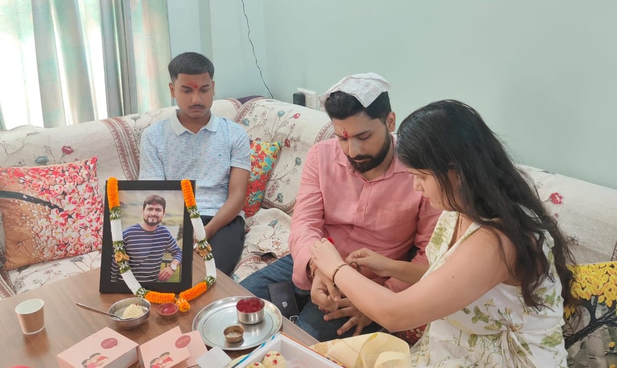 Kanpur Sister cried after tying a rakhi on martyr Shubhams photo family celebrated Rakshabandhan with tears