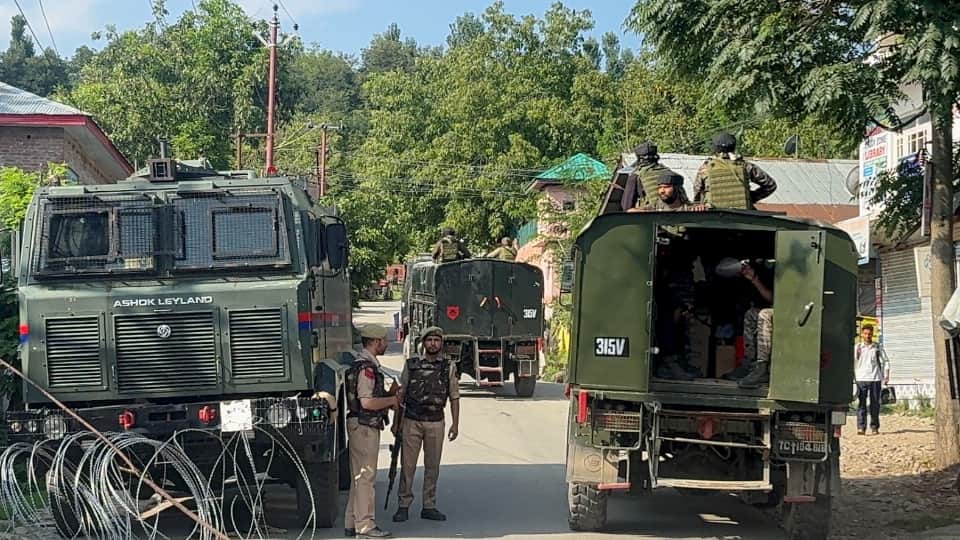 उधमपुर में मुठभेड़ जारी