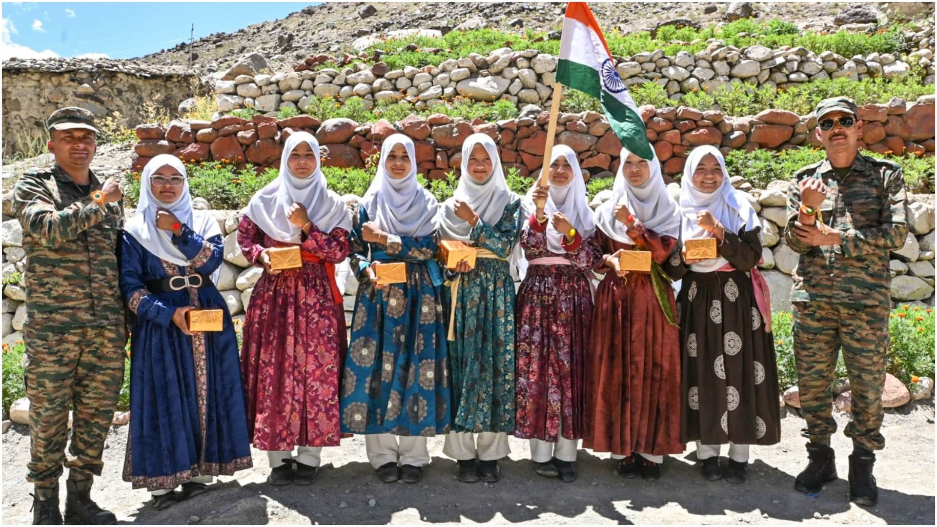 Rakshabandhan celebration in india, Army Chief also got rakhi from students, See the festival in pictures