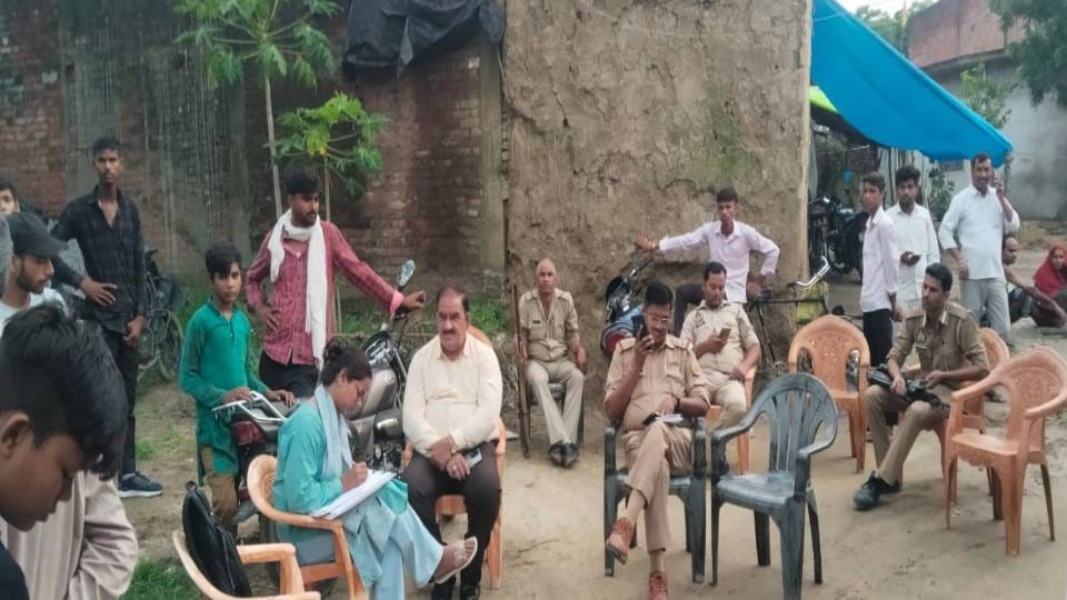 thatched house collapsed in Barabanki one young man died while his companion was seriously injured