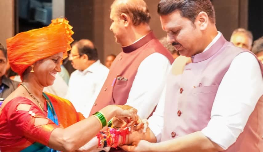 मुख्यमंत्री देवेंद्र फडणवीस को राखी बांधती हुई बहनें.