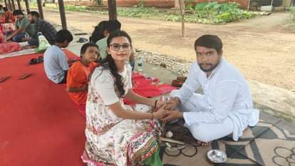 नैनी जेल में बंद भाई की कलाई पर राखी बांधती बहन।