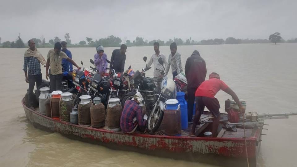 18 villages affected by floods in Gonda DM inquired about condition of people and distributed relief material