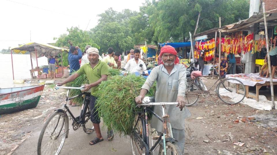 18 villages affected by floods in Gonda DM inquired about condition of people and distributed relief material