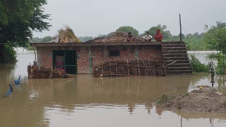 18 villages affected by floods in Gonda DM inquired about condition of people and distributed relief material