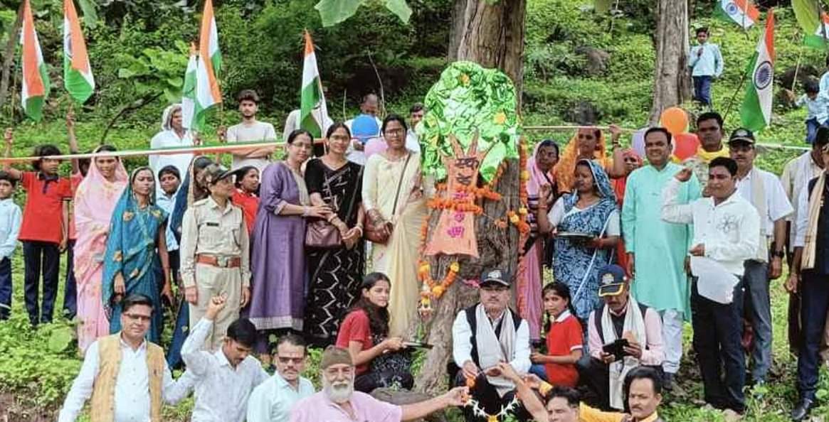 पेड़ों को बांधी गई राखी