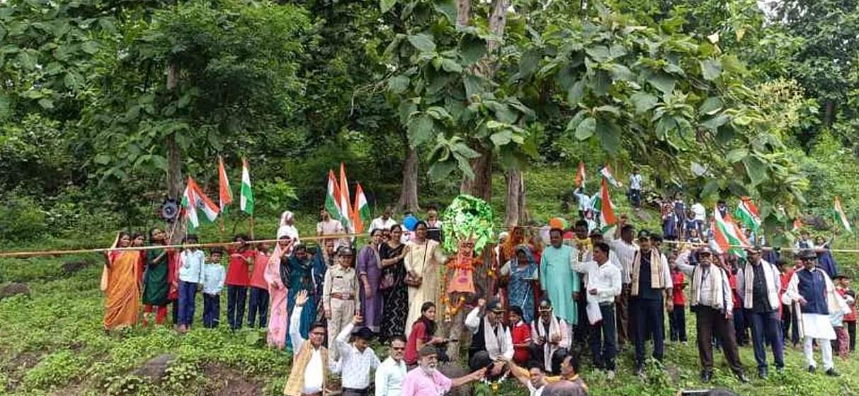 Raksha Bandhan: Raksha Bandhan was celebrated in Betul by tying Rakhi to trees