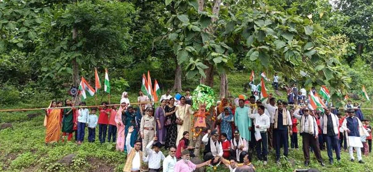 Raksha Bandhan: Raksha Bandhan was celebrated in Betul by tying Rakhi to trees