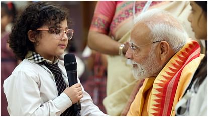 Raksha Bandhan: PM मोदी ने ब्रह्माकुमारी दीदी और छोटी-छोटी बहनों से बंधवाई राखी; देखें दिल छूने वाली तस्वीरें Prime Minister Narendra Modi celebrates Raksha Bandhan at 7 LKM the PM residence in Delhi See Photos