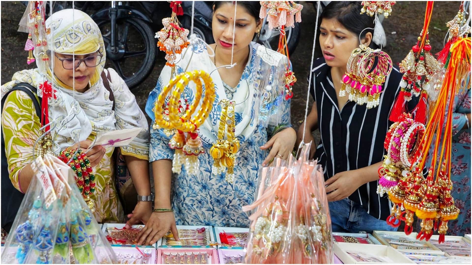 Rakshabandhan celebration in india, Army Chief also got rakhi from students, See the festival in pictures