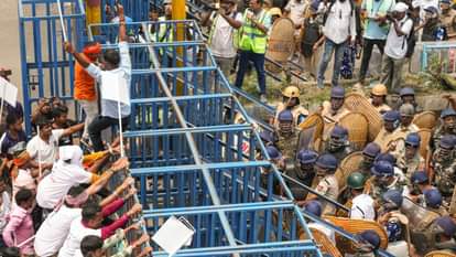 कोलकाता में प्रदर्शन के दौरान बैरिकैड हटाने की कोशिश करते प्रदर्शनकारी।