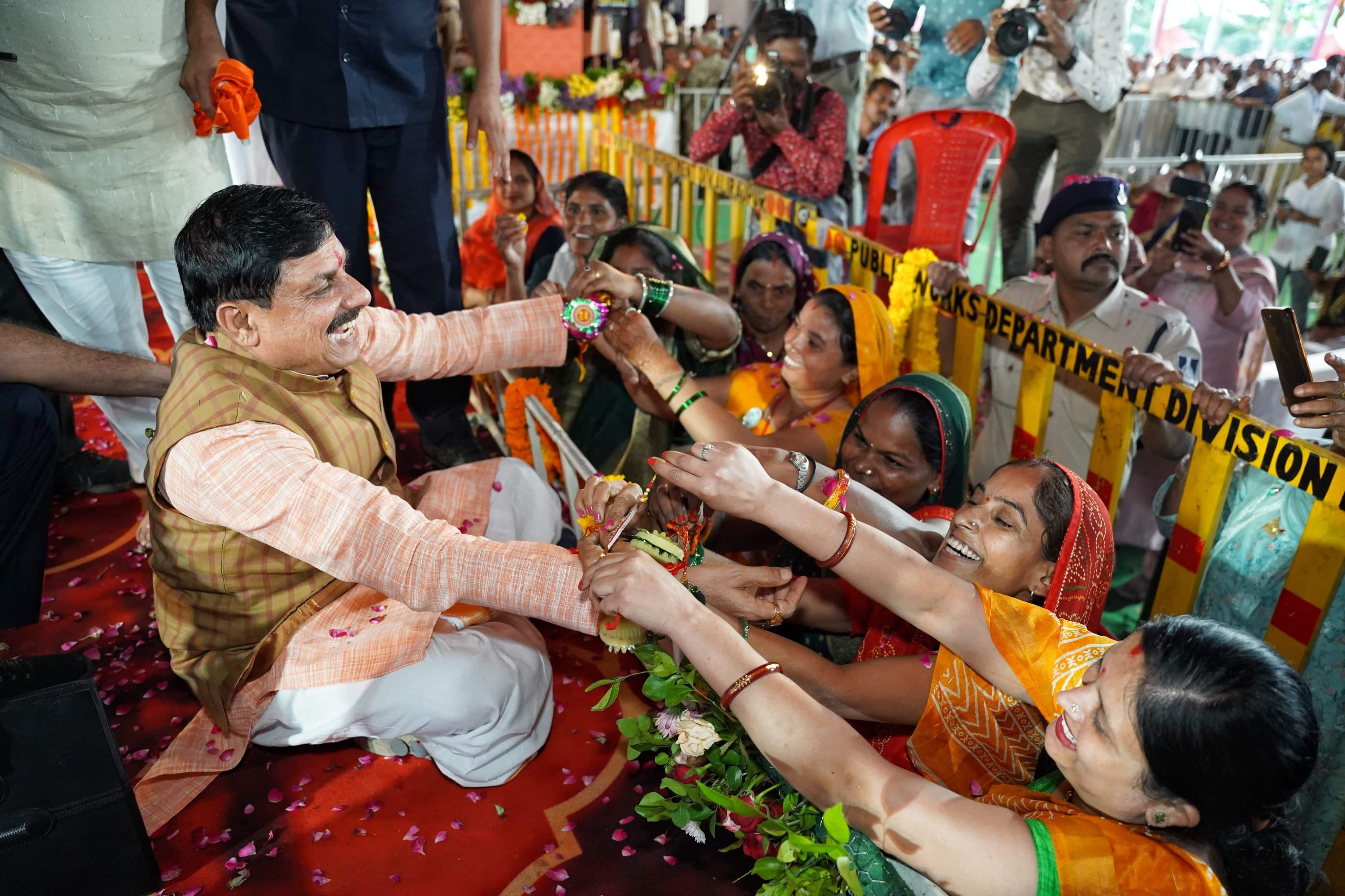MP News: Women tied Rakhi in Ujjain, CM Dr. Mohan Yadav said- I became the Chief Minister with the blessings o