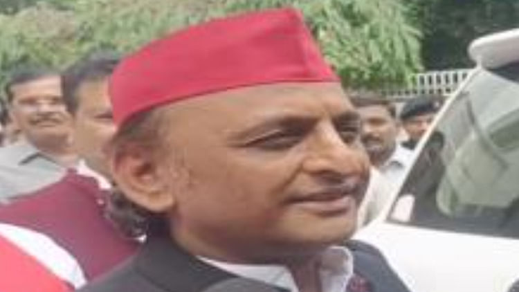 UP: अखिलेश ने साधा निशाना, कहा- भाजपा के इशारे पर चुनाव आयोग ने उपचुनाव में वोटों पर डाला था डाका