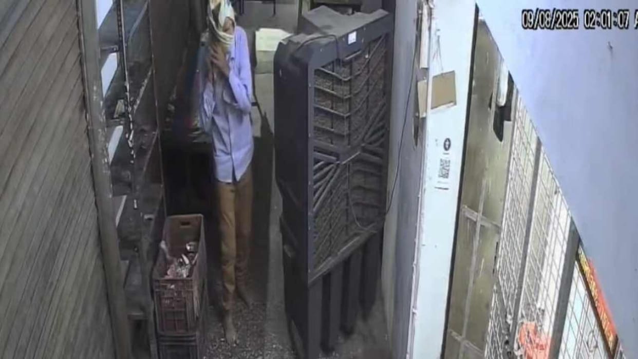 Jhansi: Broke the lock of the liquor shop and had a party, stole the expensive liquor