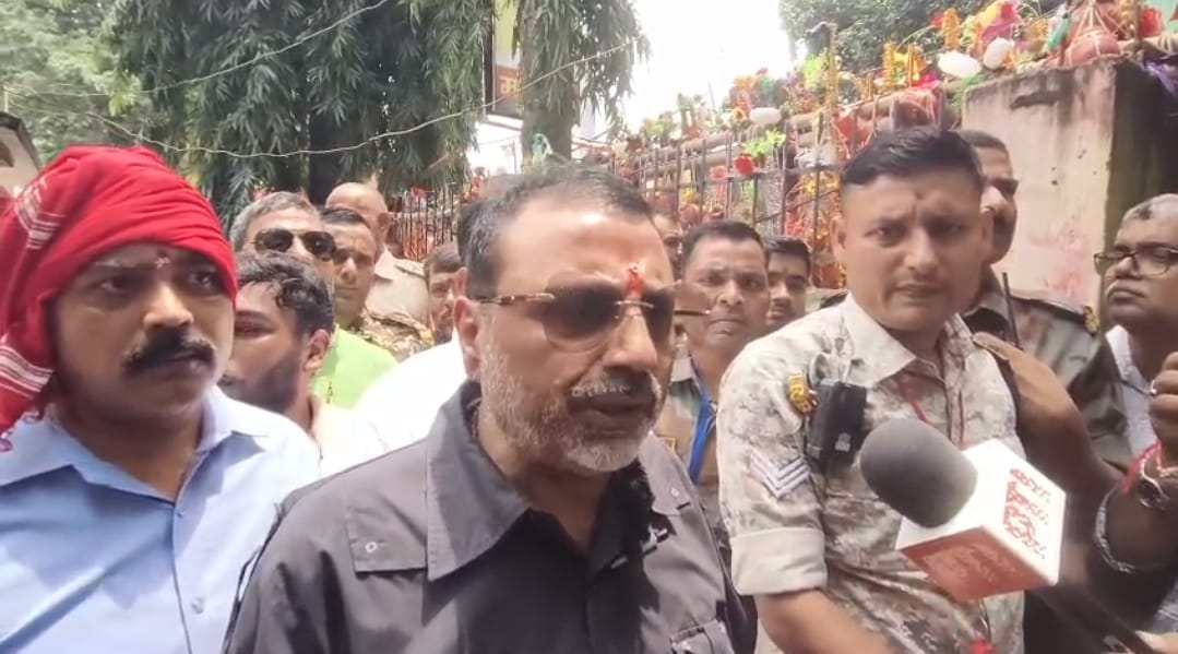 Jharkhand: Godda MP Nishikant Dubey reached Baidyanath Dham police station to surrender