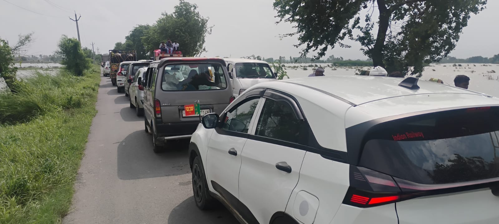 Flood in UP Due to rising water level of Yamuna water entered villages in Mathura