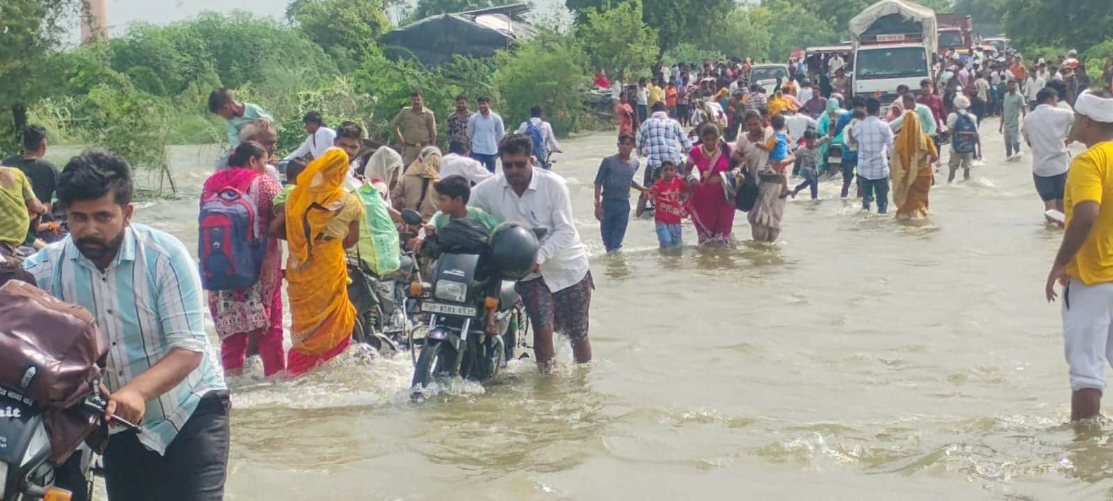 Flood in UP Due to rising water level of Yamuna water entered villages in Mathura