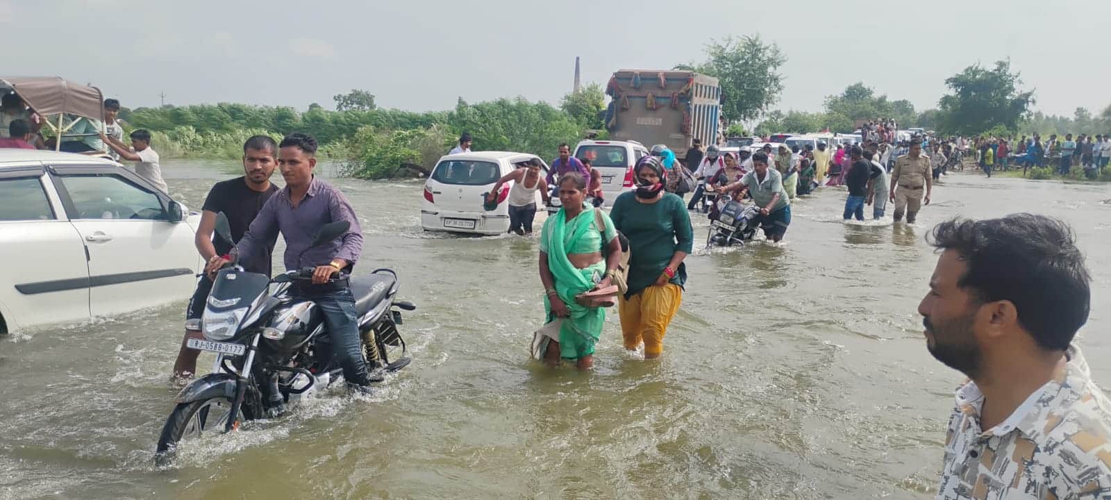 Flood in UP Due to rising water level of Yamuna water entered villages in Mathura