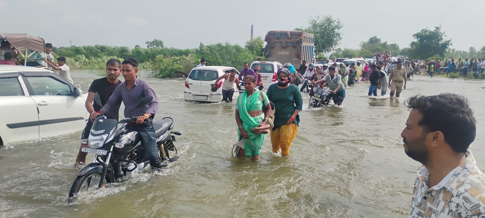 Flood in UP Due to rising water level of Yamuna water entered villages in Mathura