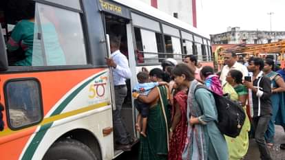 सिविल लाइंस रोडवेज स्टेशन पर महिला यात्रियों की काफी भीड़ देखी गई।