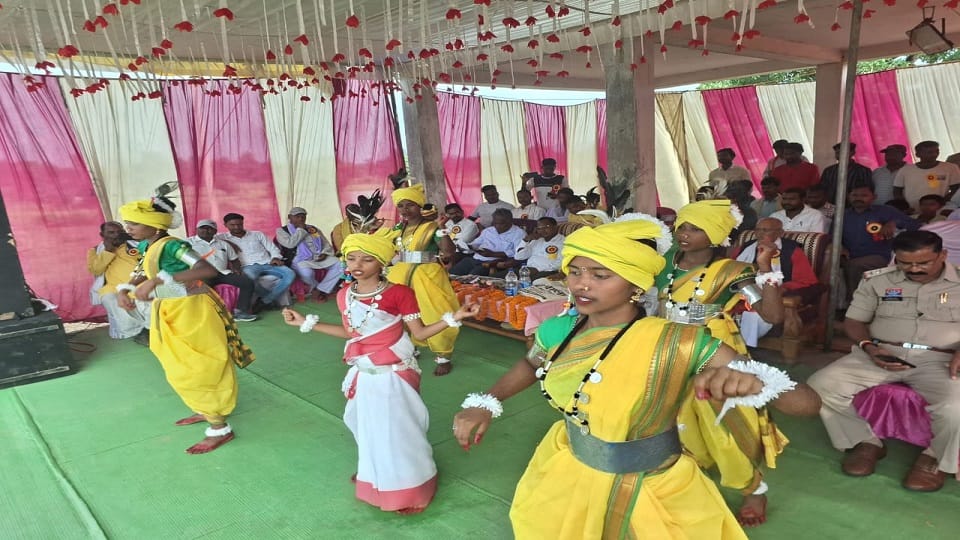 Huge event organized on World Tribal Day glimpse of tribal culture seen in Balrampur Ramanujganj