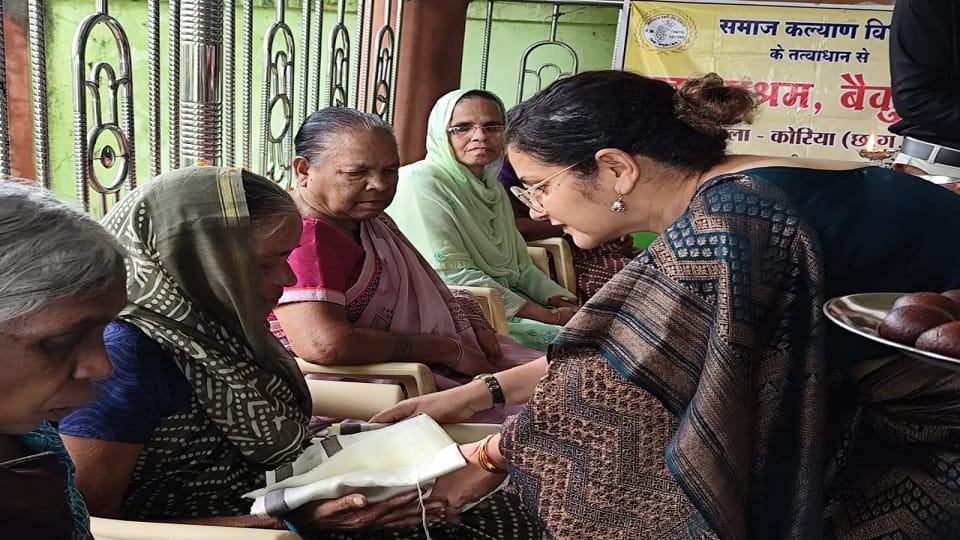 Collector celebrated Rakshabandhan in Baikunthpur old age home said-your blessings are my biggest asset