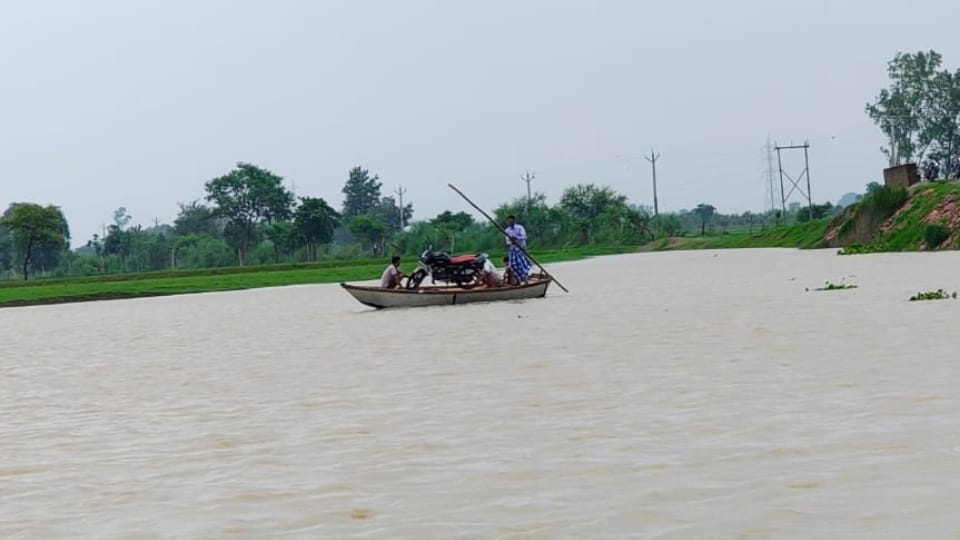 UP News Water level increased in Ramganga three villages became islands sisters are also not able to come home