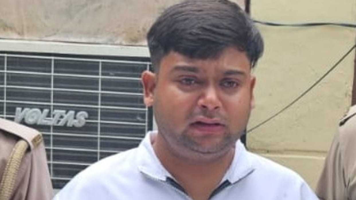 accused arrested for making Fake Aadhaar and Ayushman cards at Jan Seva Kendra in Bareilly