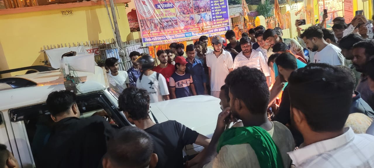 घटना के बाद लगी भीड़।