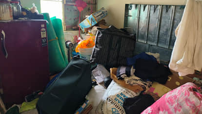 बिखरा पड़ा सामान