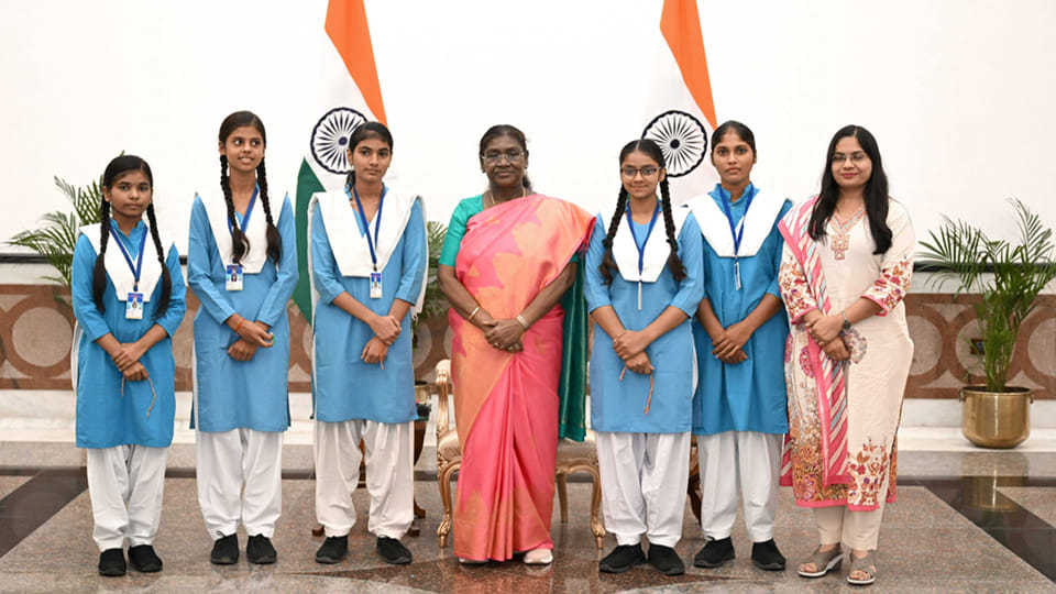 UP: Five students from Etawah met the President, Draupadi Murmu told the students the tricks of success