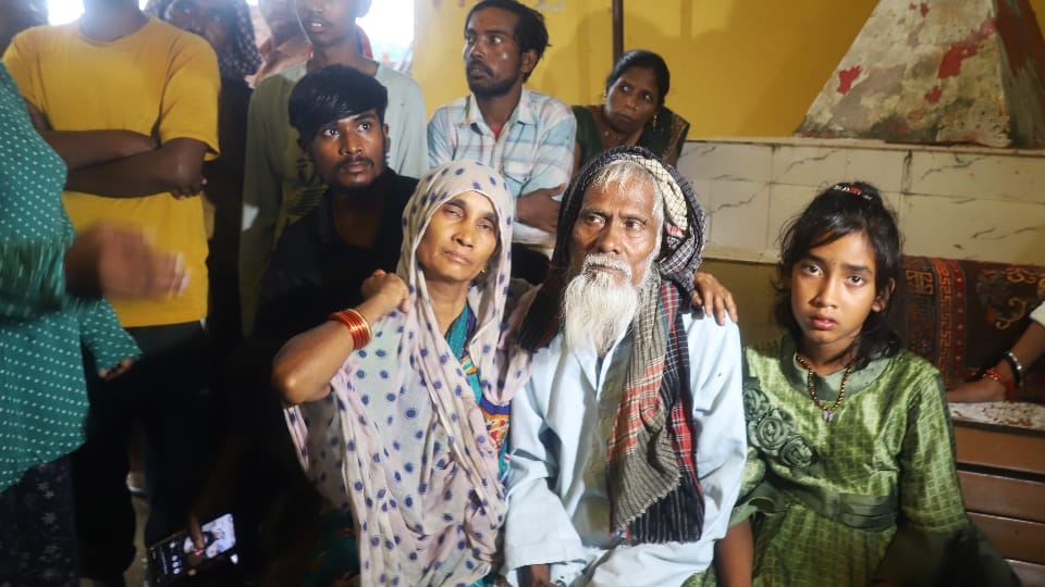 Delhi incident Parveena husband and daughter died in front of her and sister-in-law and her daughter also died