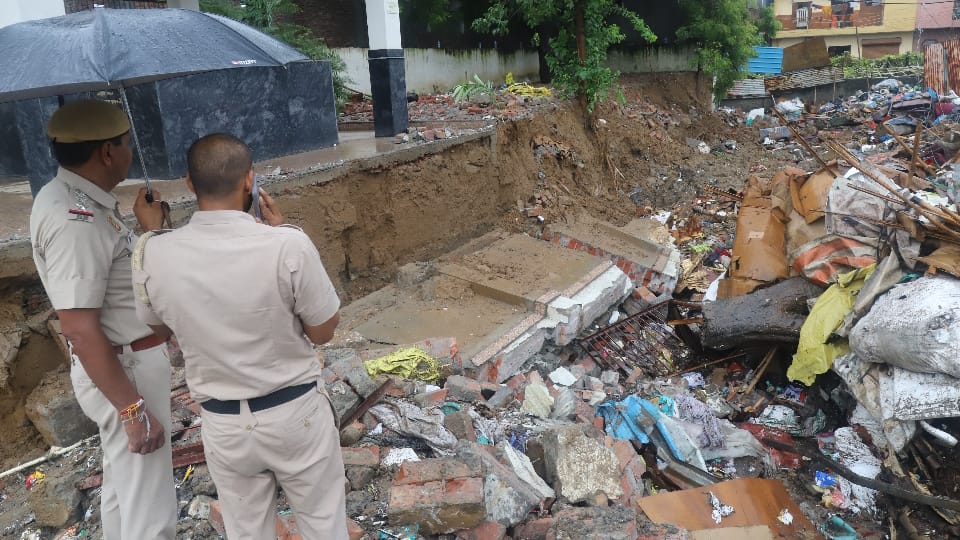 Delhi incident Parveena husband and daughter died in front of her and sister-in-law and her daughter also died