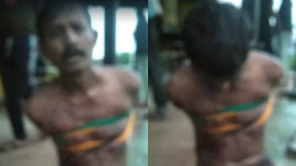 People caught thief who entered house tied him to a pole and beat him