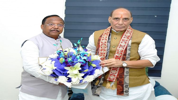 CG: केन्द्रीय रक्षा मंत्री राजनाथ सिंह से मिले मंत्री रामविचार नेताम, नक्सल अभियान और आदिवासी विकास पर चर्चा