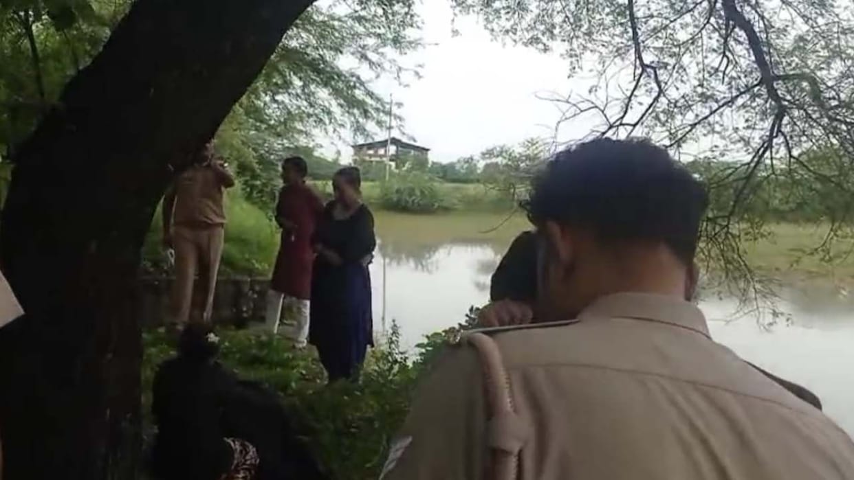 Jhansi: Body of a youth found hanging from a tree, police busy investigating