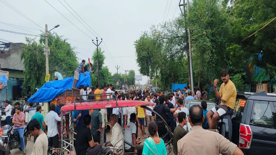 Dharna-demonstration started in front of A to Z plant Aligarh