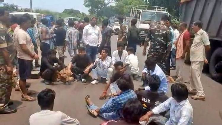 Jharkhand: तेज रफ्तार बाइक खड़े हाईवा ट्रक में जा घुसी, उड़े परखच्चे; 3 दोस्तों की मौत, परिजनों ने जाम की सड़क