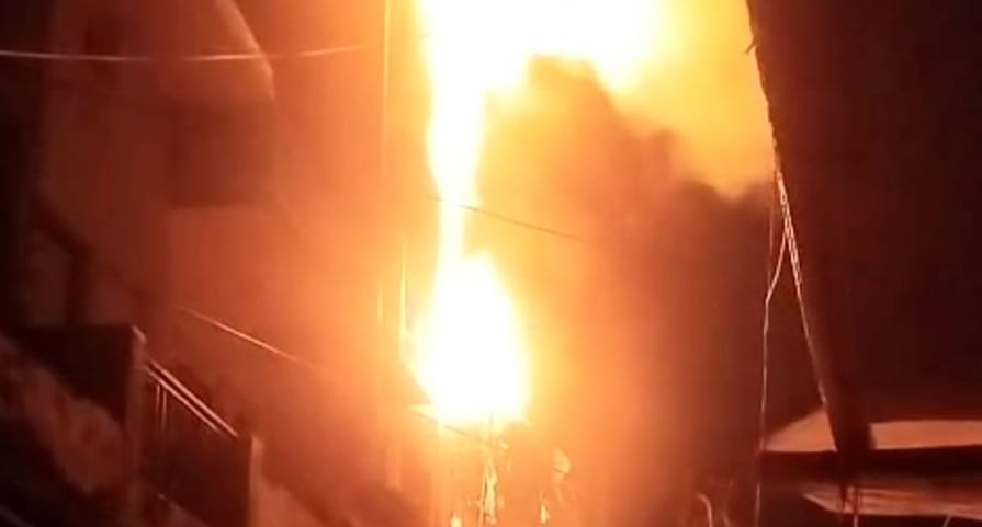 Hardoi Fire Fire broke out in a clothes shop due to short circuit fire brigade vehicles arrived late