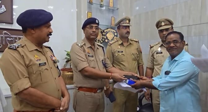 Orai SP handed over 201 lost mobiles total worth 40 lakhs police found them through tracking