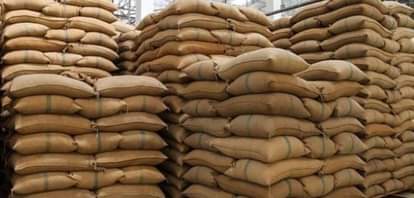 गेहूं की बोरियां गिरीं