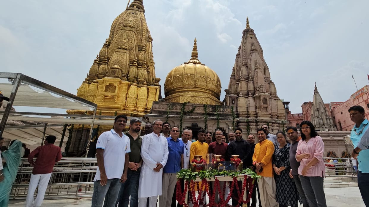 Mission Chandrayaan 16 scientists presented special replica of Chandrayaan to Kashi Vishwanath Temple