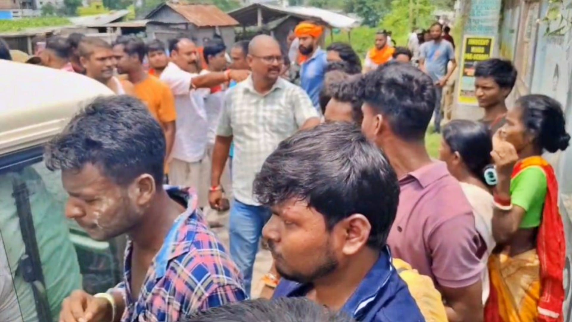 Katihar News: Ruckus over allegations of conversion Hindu organization stops prayer meeting 6 people detained