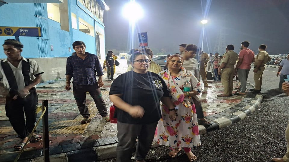 eight passengers trapped in lift of Meerut South Station