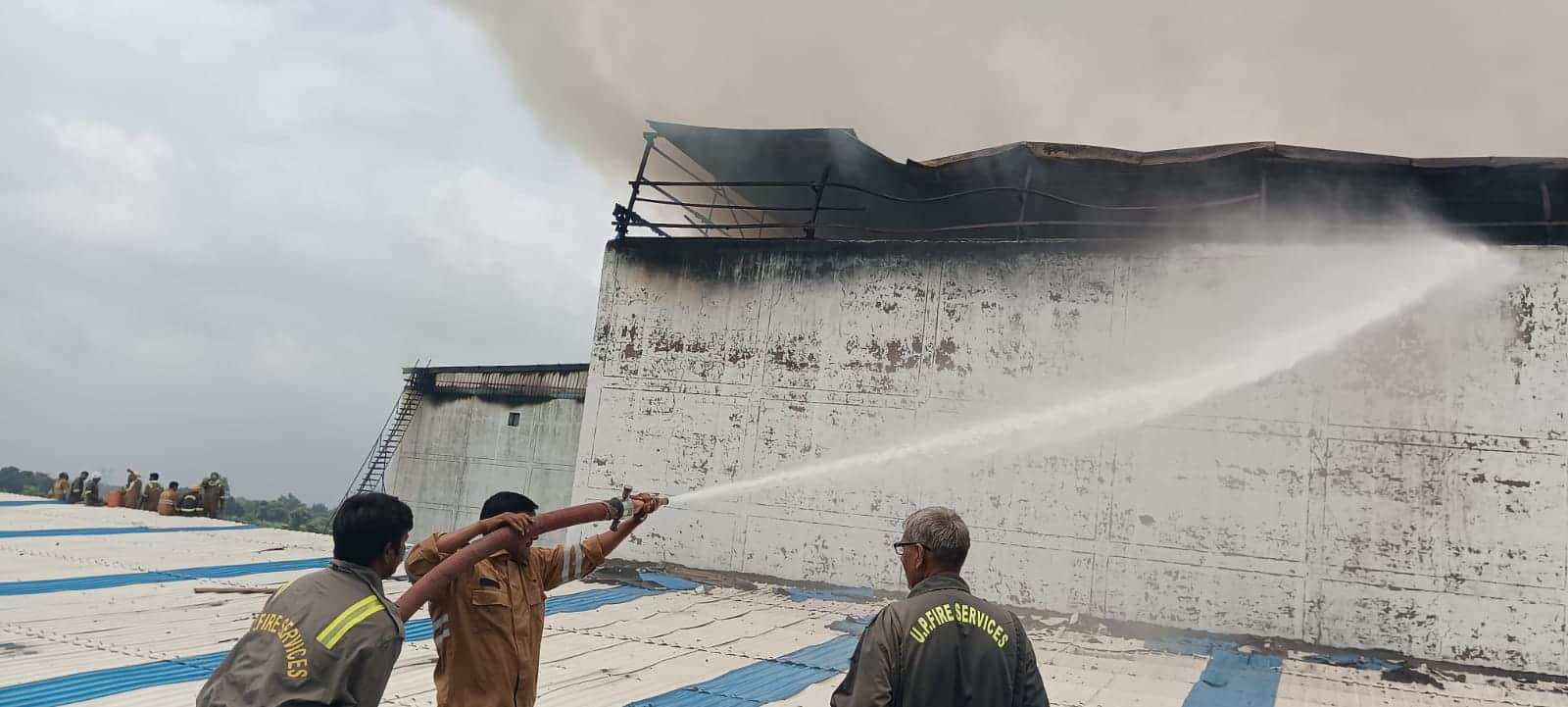 huge fire broke out in mushroom production centre at Bewar in Mainpuri