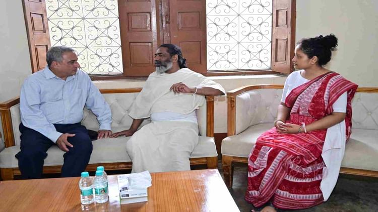 Jharkhand News: दिवंगत दिशोम गुरु को श्रद्धांजलि देने नेमरा गांव पहुंचे लोग, उनके जनसेवा और संघर्ष को किया याद