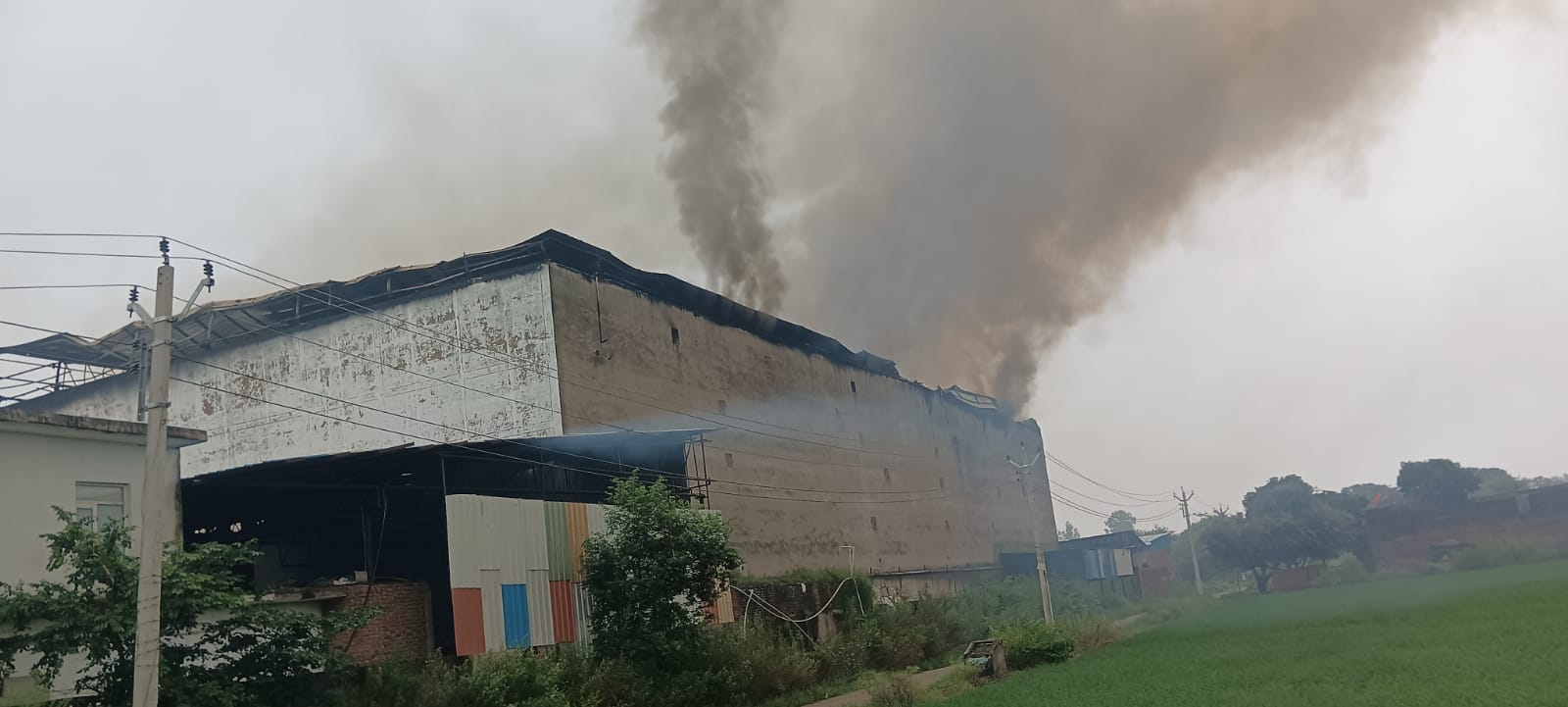 huge fire broke out in mushroom production centre at Bewar in Mainpuri