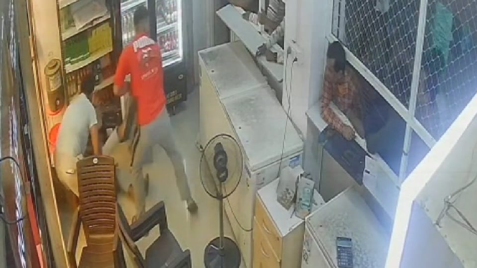 Salesman dragged young man who came to buy liquor inside and beat him up