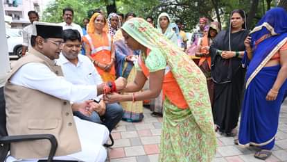 मंत्री सारंग को राखी बांधती बहनें